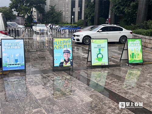 "昆明市公安局交通警察支队宣传处处长陈姝妤在活动现场发出倡议,我们