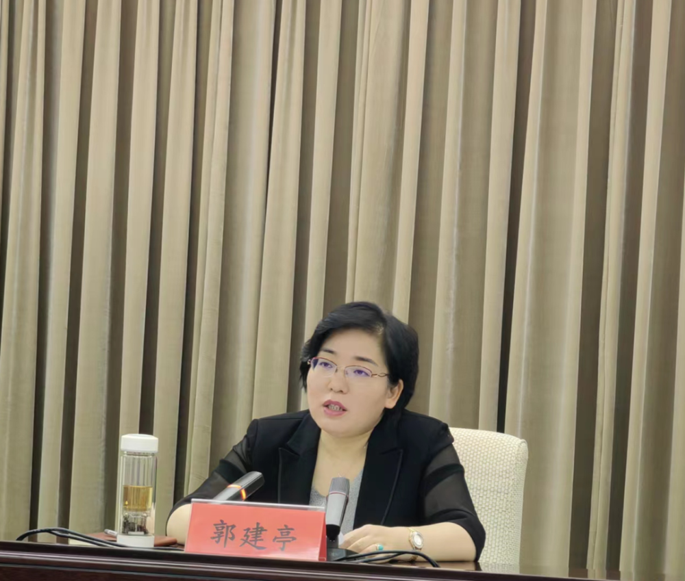 市委常委,宣传部部长,统战部部长,守法普法协调小组组长郭建亭讲话.