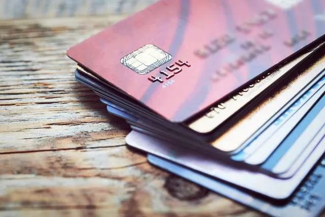 事关你的信用卡：银保监会发布风险提示转机英语怎么说
