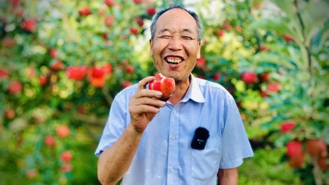 【丰收节】特克斯县委书记杨全国走进田间地头与农民分享丰收喜悦