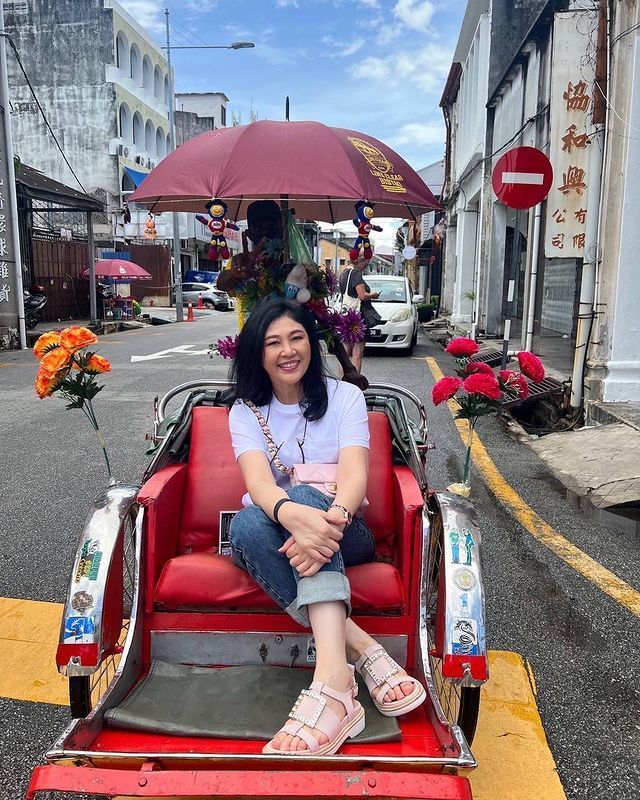 坐在英拉身旁的,是另一位泰国前总理,他信·西那瓦,一个在泰国政坛