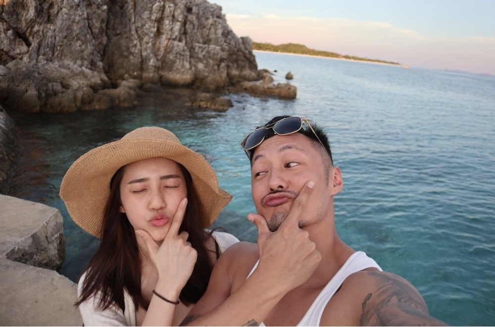 余文乐还高举手机自拍,两人摆出相同pose,余文乐不忘偷瞄老婆,像一个