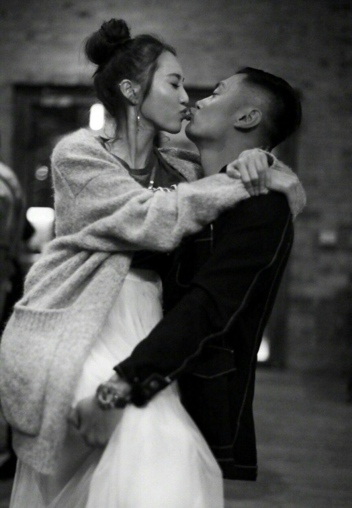 余文乐零点为妻子王棠云庆生晒亲吻照秀恩爱结婚四年甜蜜如初