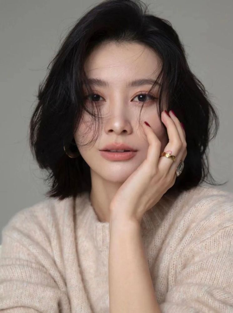 一,中年女性选择发型的前提条件都说"女人的发型会影响到她的气质",这