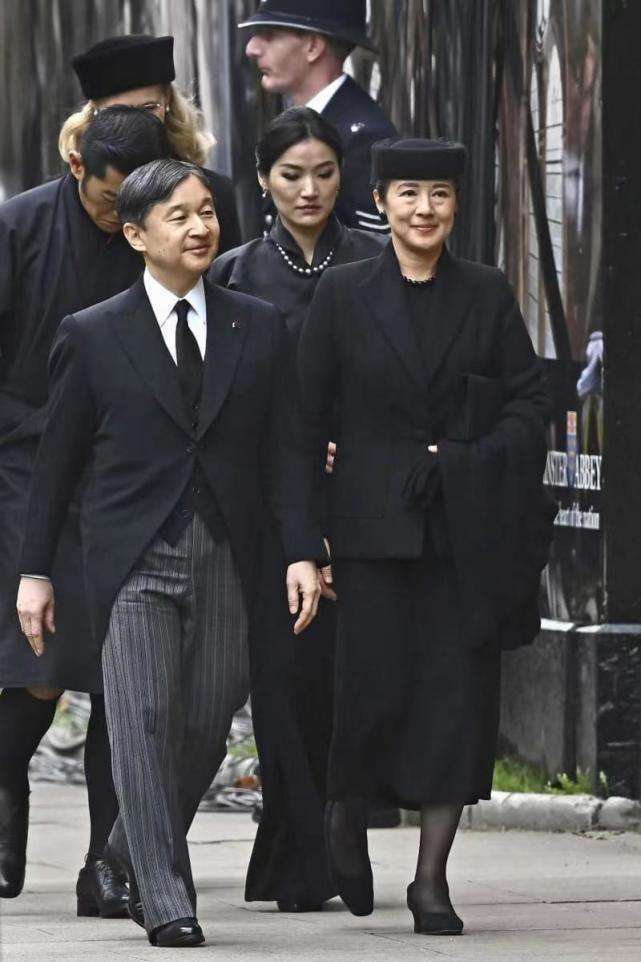 日本天皇出席英国女王葬礼曾在牛津大学求学继承人是弟弟