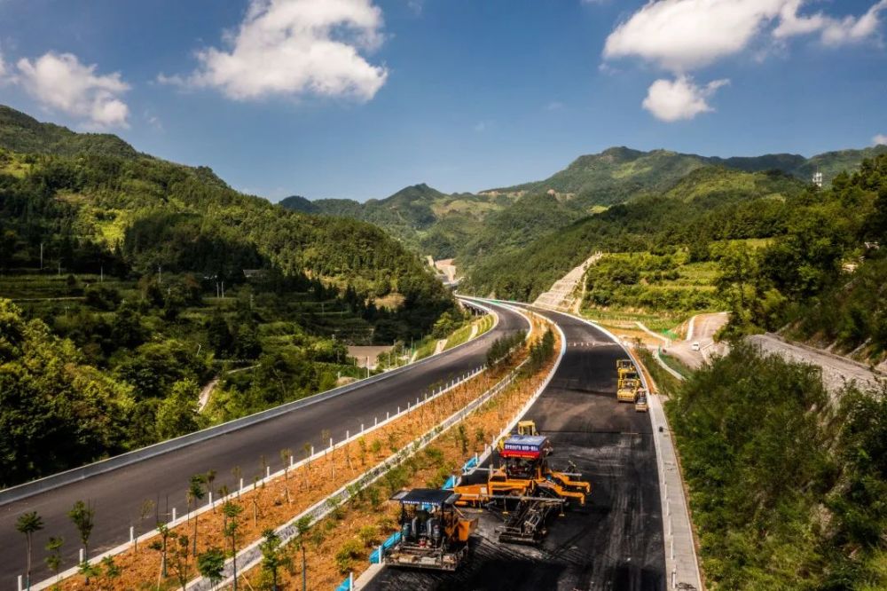 仁遵高速开足马力抓进度纳晴高速牂牁江特大桥5号主塔突破200米