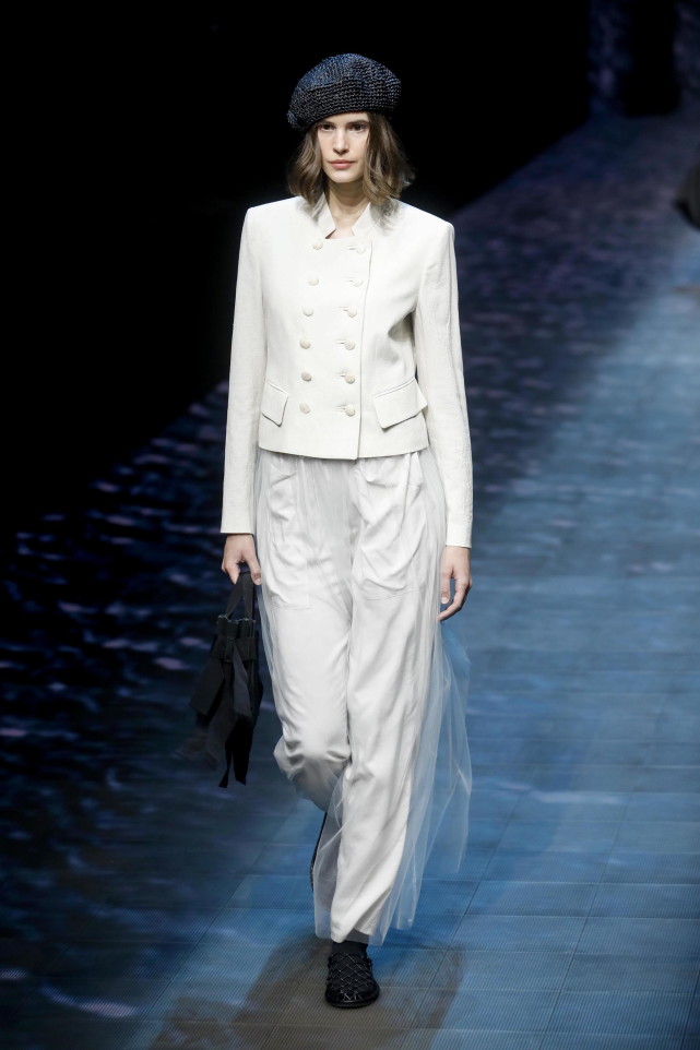 在意大利米兰女装周上展示安普里奥·阿玛尼品牌的2023春夏新款服装