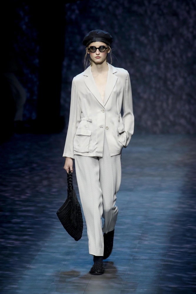 9月22日,模特在意大利米兰女装周上展示安普里奥·阿玛尼品牌的2023