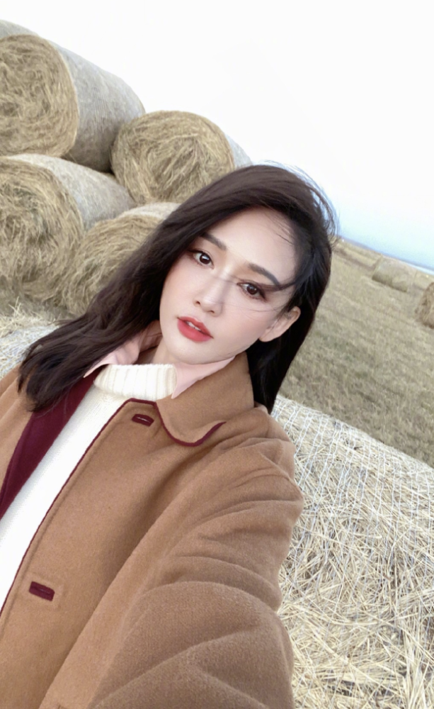 陈乔恩庆祝出道21周年,与老公牵手搂腰恩爱日常被拍,爱情事业双丰收