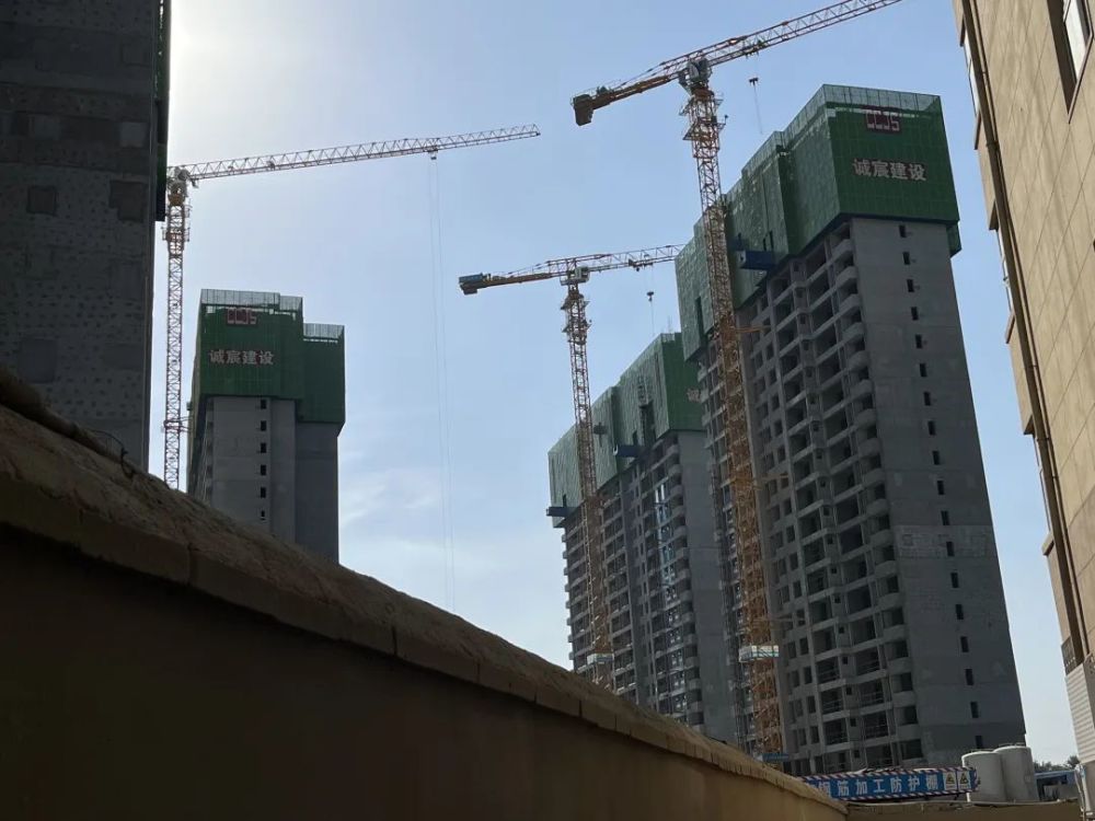 郑州启福城"咣当咣当"复工了!1小时内8名新工人来报到_腾讯新闻