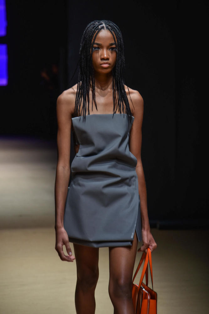 米兰女装周——普拉达品牌时装秀_腾讯新闻