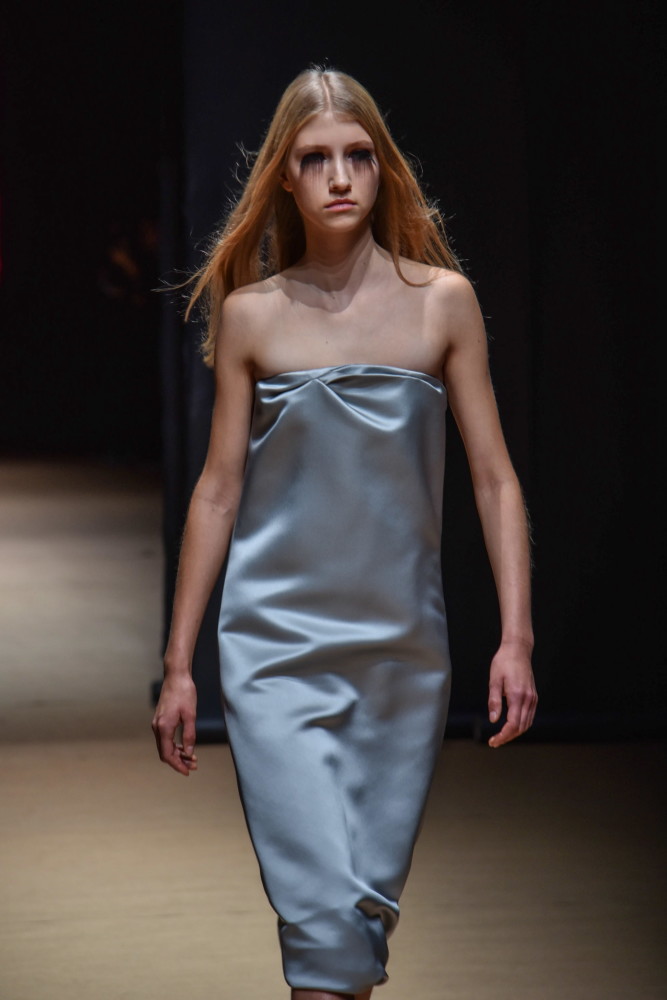 9月22日,模特在意大利米兰女装周上展示普拉达品牌的2023春夏新款服装