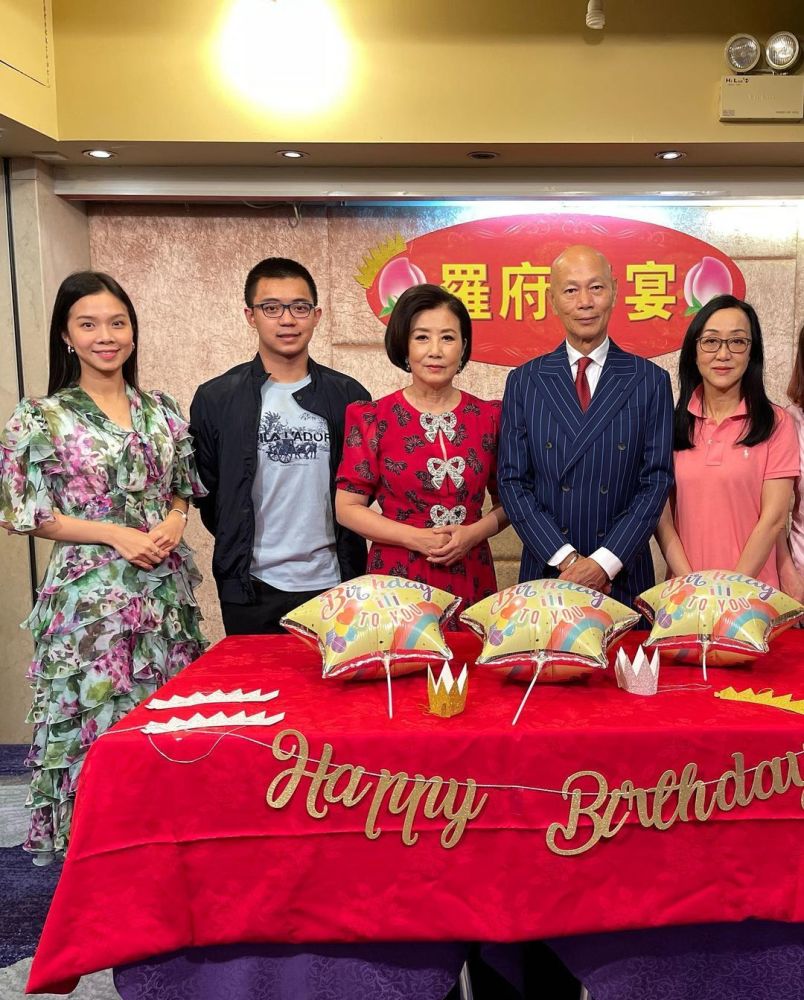 罗家英76岁生日大摆寿宴,牵手汪明荃秀恩爱,卢海鹏现身状态好_腾讯