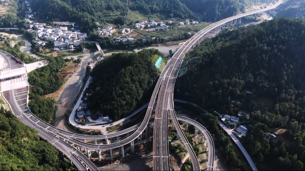 秋分航拍广平高速青川段,唐家河的秋天真的很美,如童话世界!