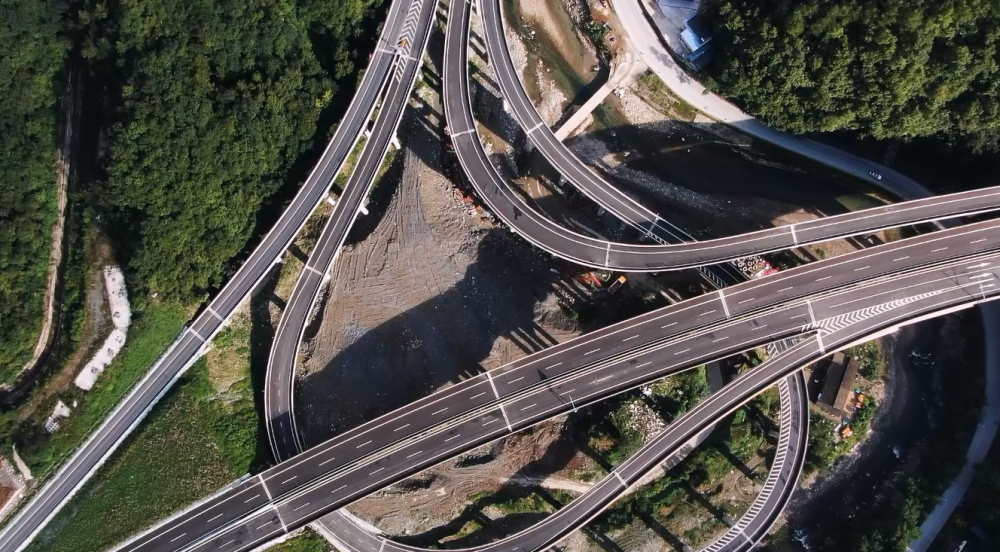 秋分航拍广平高速青川段,唐家河的秋天真的很美,如童话世界!