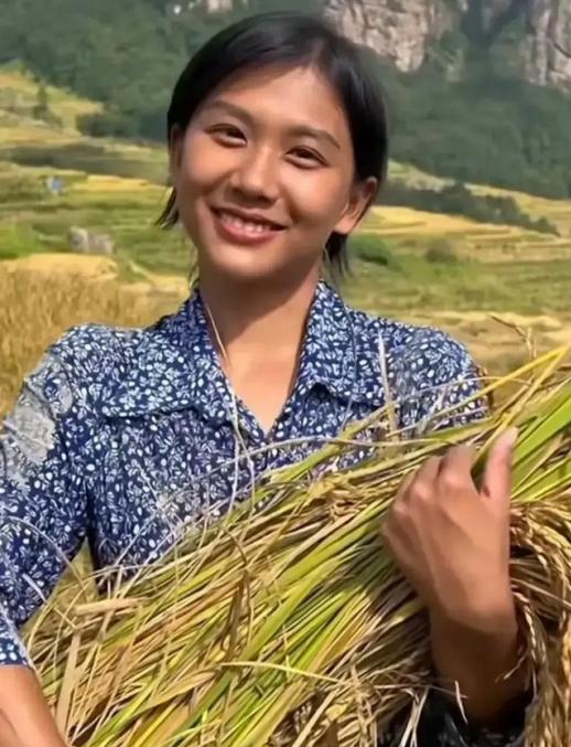 云南女孩怀抱稻谷走红网络,更要看到每一次丰收都来之不易|九派时评