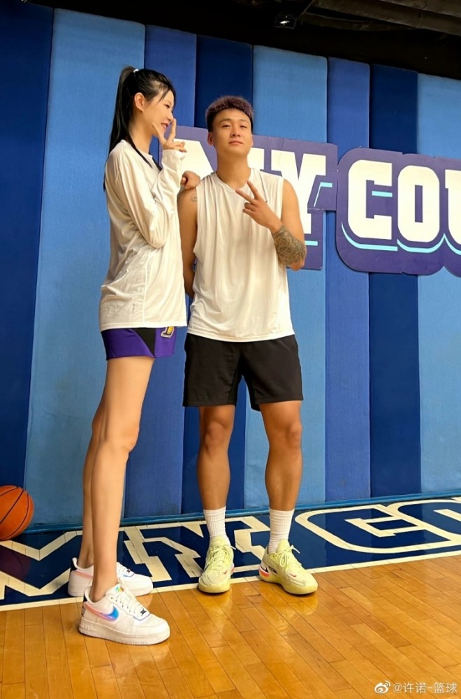女篮第一美女许诺同框赵睿,1米96大长腿碾压1米92黑睿_腾讯新闻