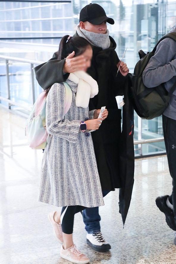 马伊琍大女儿近照曝光现身剧场支持爸爸话剧父女俩牵手好温馨