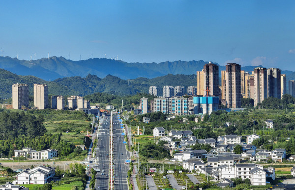 金沙县黄河大道全长12555米,城区段宽50米,园区段宽40米,经过十年时间