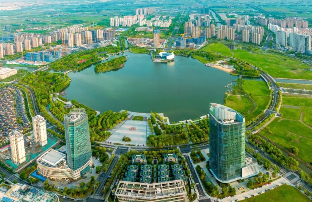 晨光熹微,不少太仓人沿着天镜湖跑步或骑行,开启全新一天.