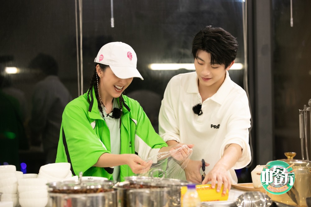 《中餐厅6》本周殷桃上任当店长,黄晓明变身餐厅"大厨"_腾讯新闻