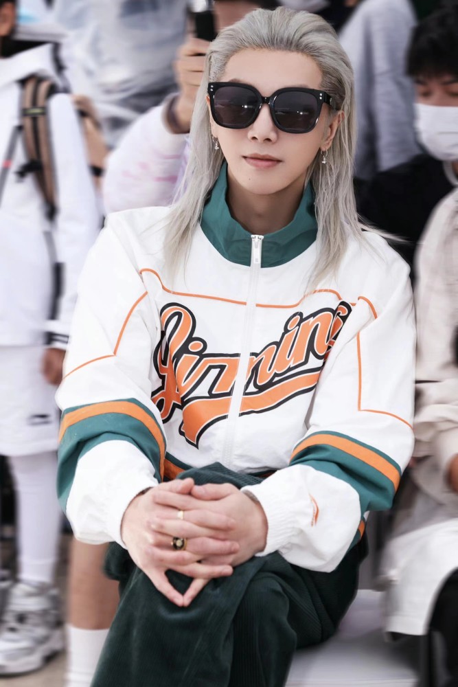 华晨宇换新发型,一头银色披肩长发亮相活动,个性又吸睛插图