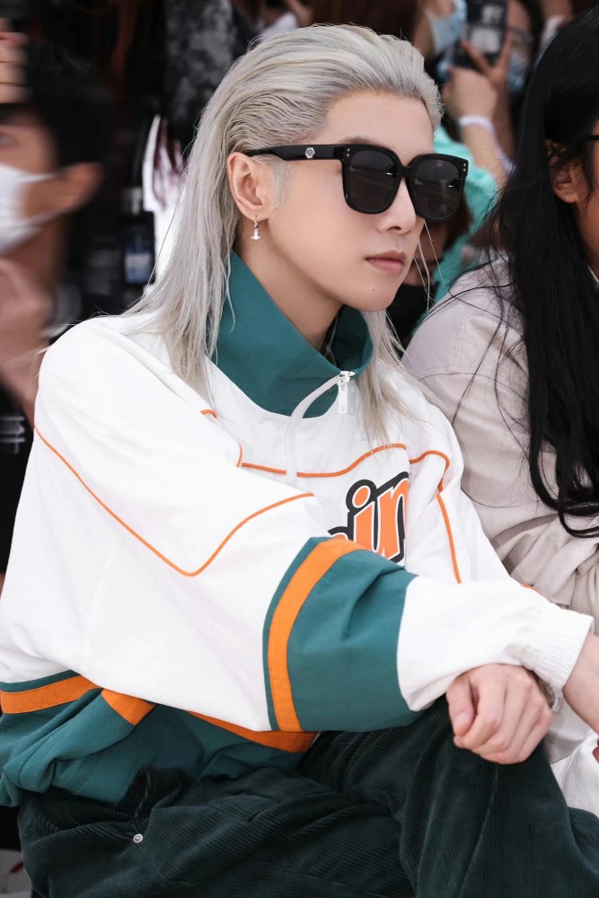 华晨宇换新发型,一头银色披肩长发亮相活动,个性又吸睛插图2