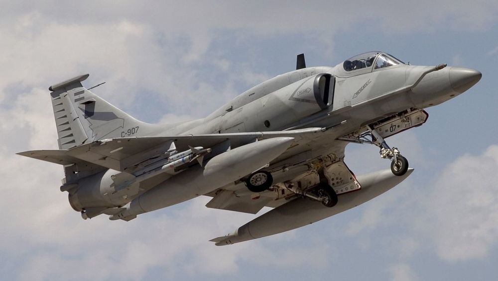 兜兜转转近十年,阿根廷最终还得选择枭龙战斗机,只有它不含有任何英国