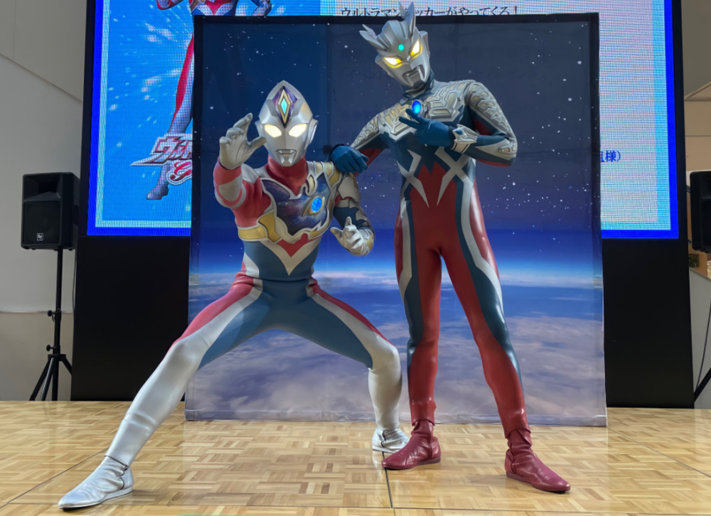 德凯奥特曼线下舞台剧 朝影摊牌了:我就是赛罗 陪我变个赛迦吧_腾讯