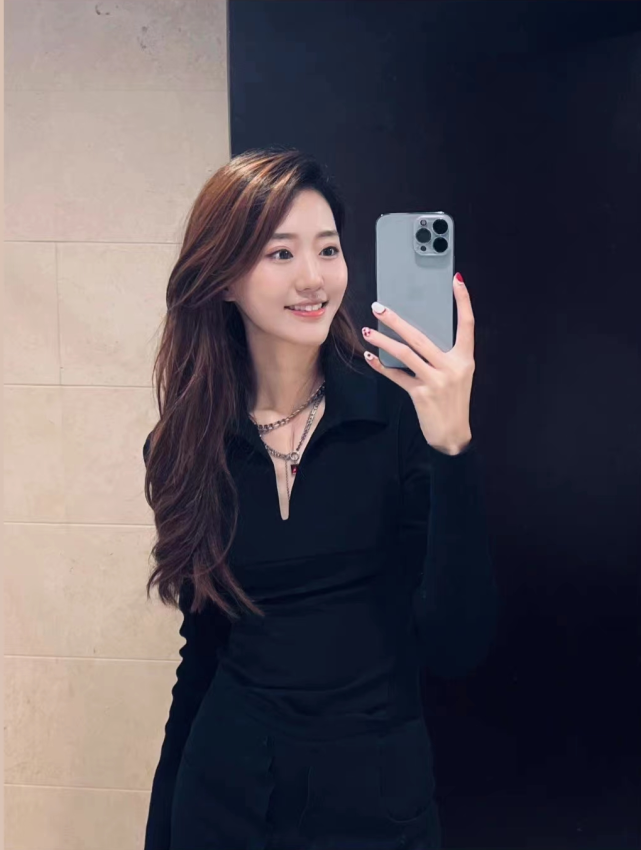闫学晶演员儿媳晒孕照,四肢纤细仍美貌,戴3万项链晒豪华衣帽间