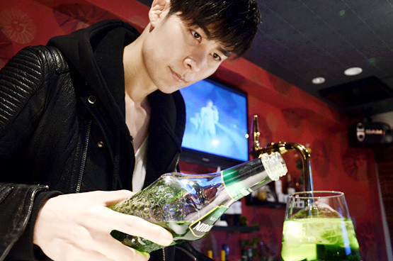 而是一头钻进了夜店酒吧里当起牛郎,陪客人唱歌,喝酒等等