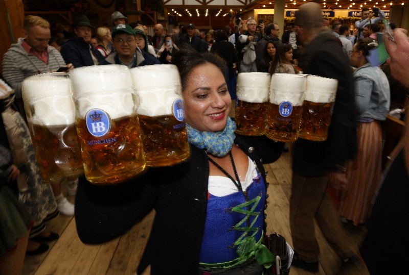 现场：酒杯太大被当凶器！德国慕尼黑啤酒节发生多起打砸事件