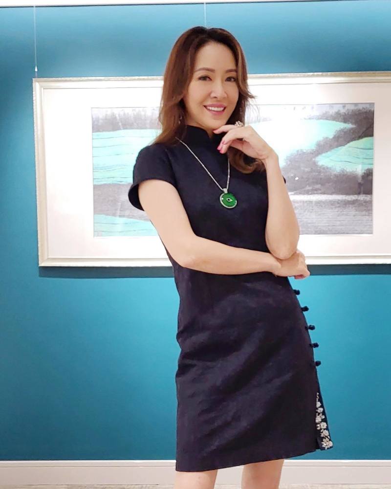 港姐冠军向海岚近况,穿旗袍戴大翡翠显高贵,47岁开珠宝店成富婆插图1