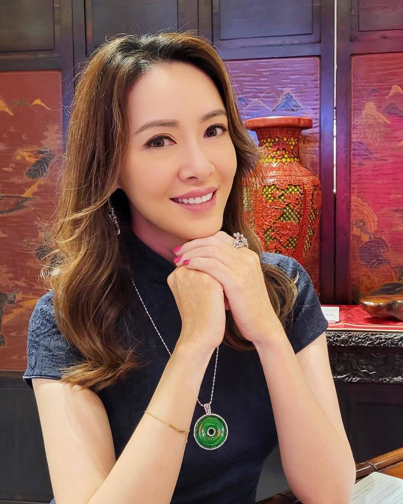 港姐冠军向海岚近况,穿旗袍戴大翡翠显高贵,47岁开珠宝店成富婆插图4