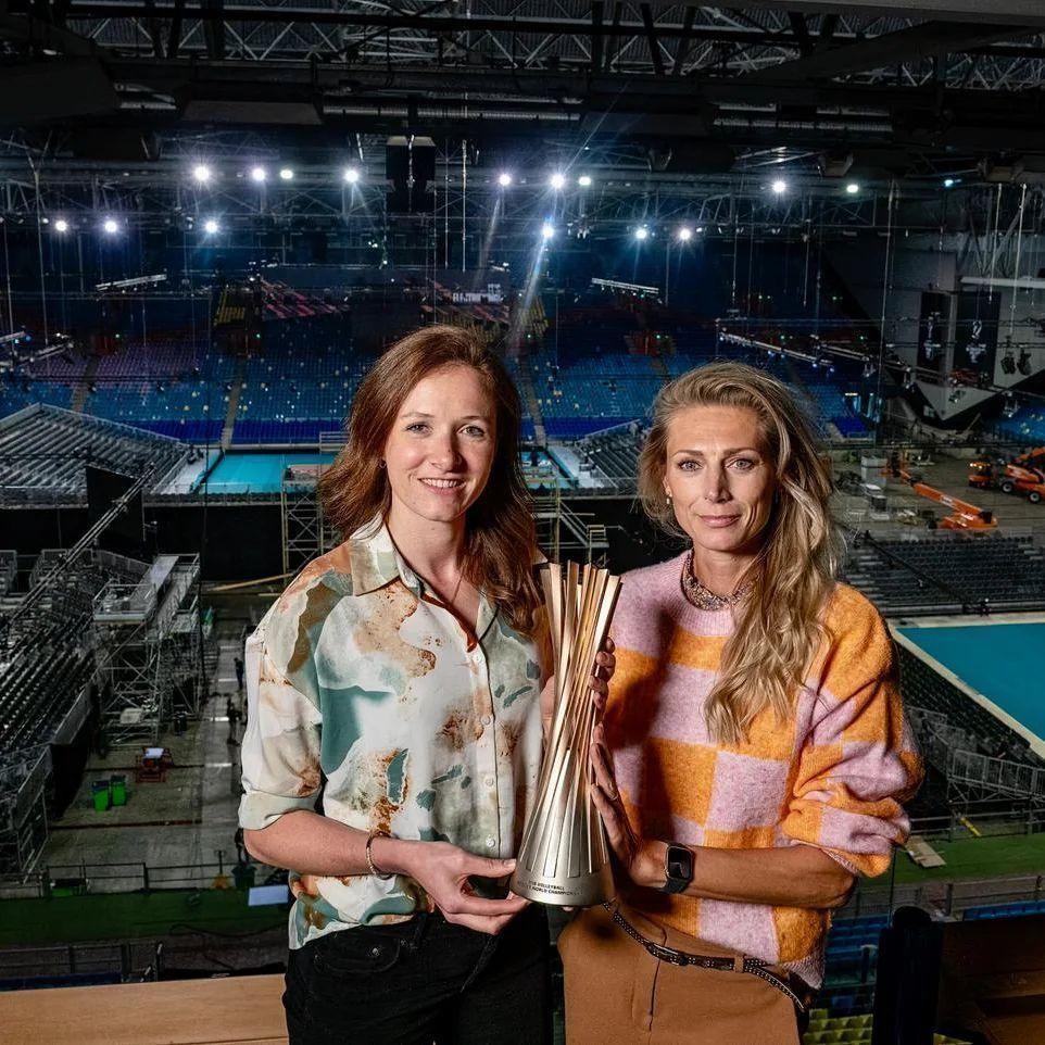 2022女排世锦赛全面拉开战幕荷兰两代美女接应一同展示冠军奖杯