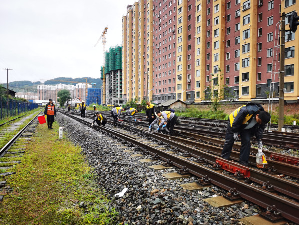 "钢轨大夫"为鸭大铁路"把脉会诊"
