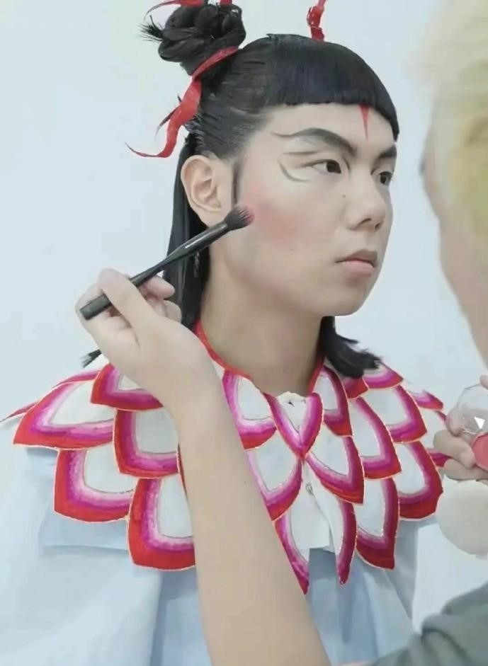 网红垫底辣孩合作杂志《时尚芭莎》,哪吒被迫遭殃,网友恳请放过_腾讯