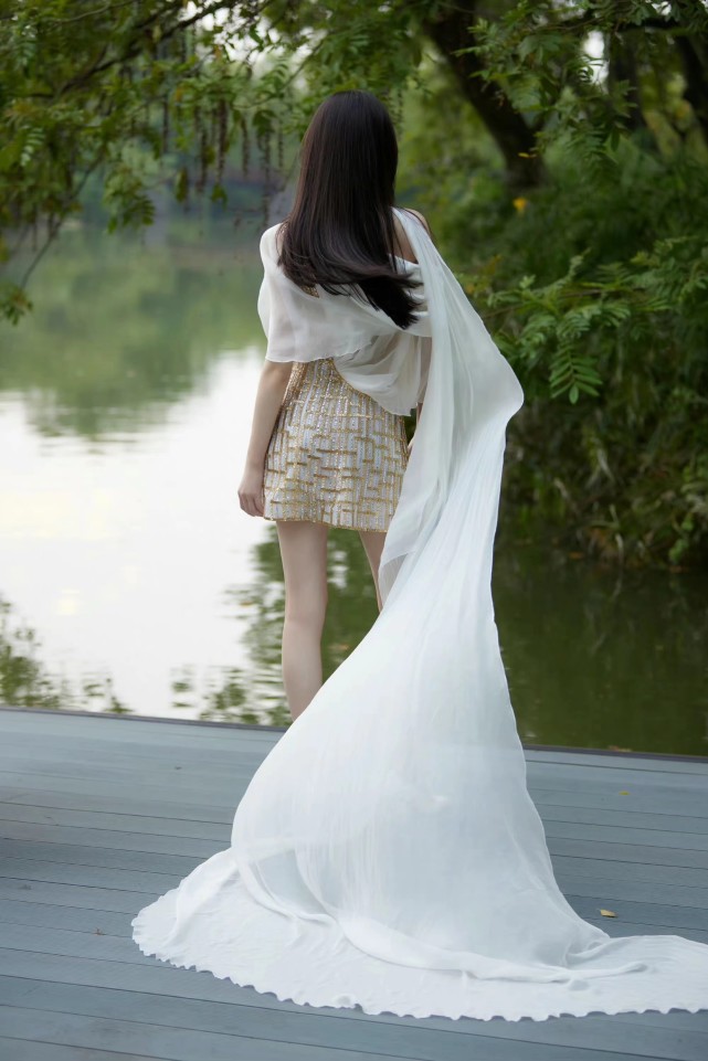 唐嫣穿不规则薄纱裙,搭配披肩长发,温柔优雅女神范十足!