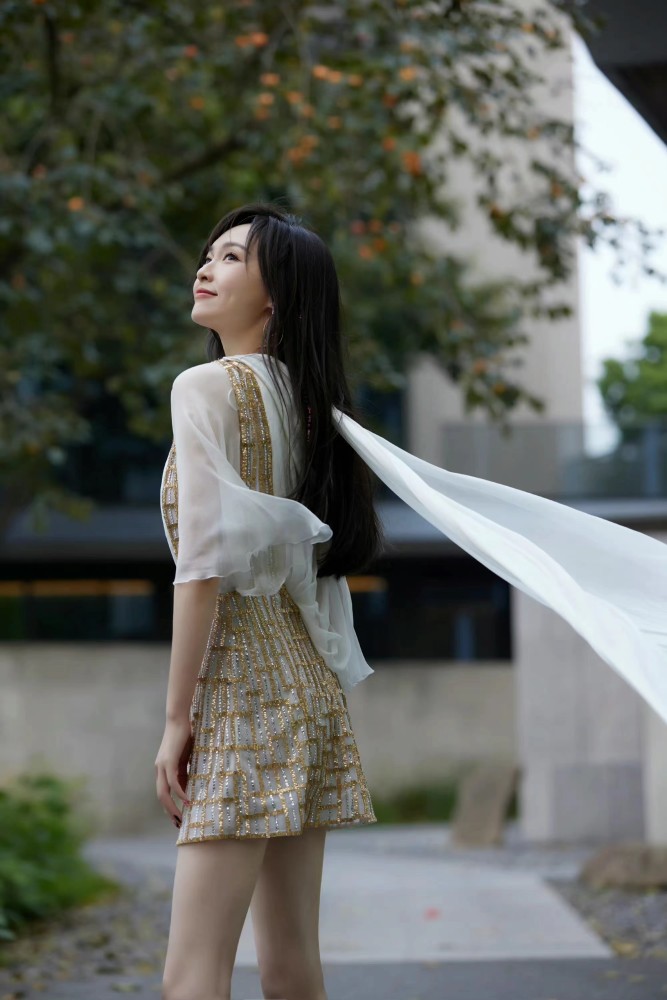 唐嫣穿不规则薄纱裙,搭配披肩长发,温柔优雅女神范十足!插图2