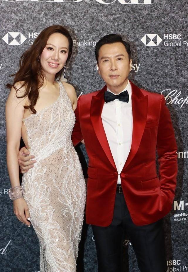 甄子丹老婆造型真绝,穿修身连衣裙秀曲线,秀发适当遮掩太吸睛插图1