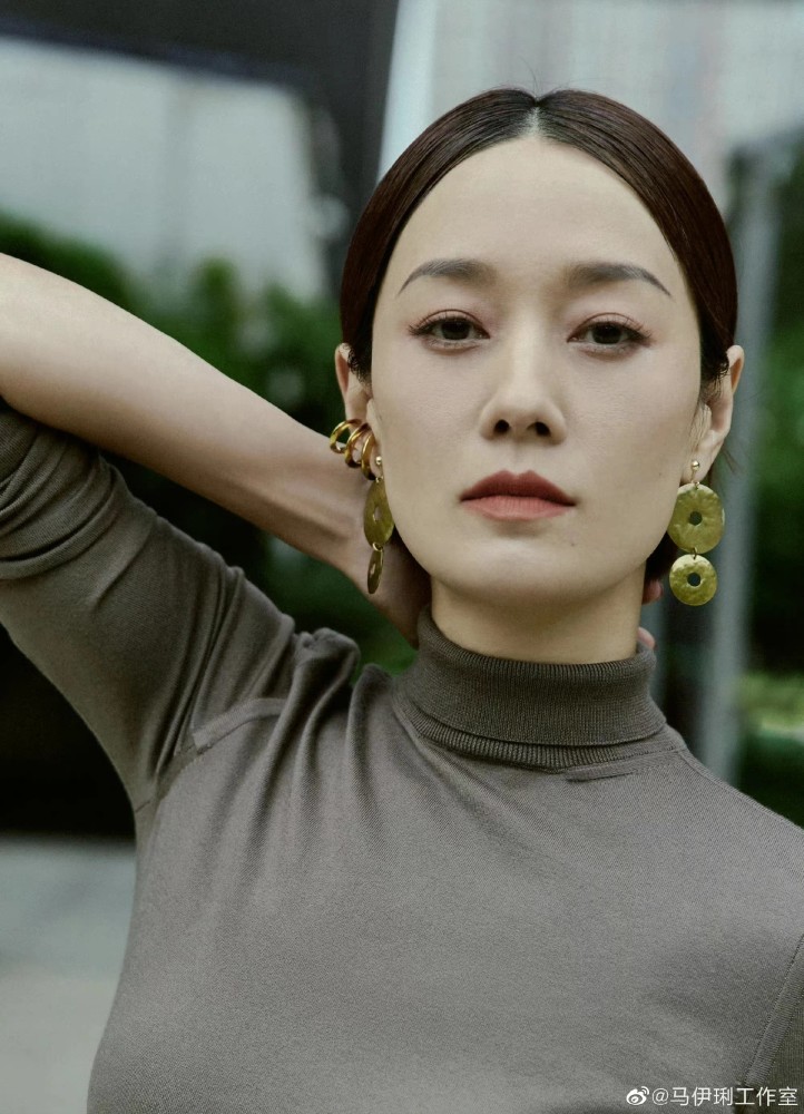 马伊琍终于换发型,中分短发搭灰色套装,美得不一样了!插图3