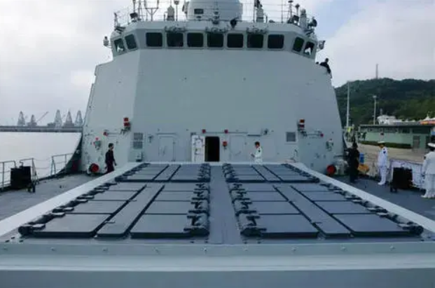 169武汉舰在船厂:甲板上那只挖出的大坑,将安装32单元垂发装置