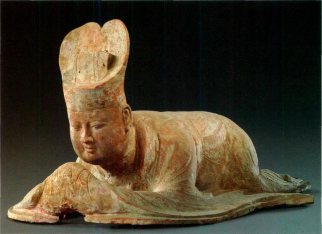 他头戴进贤冠,身着红色的曲领大袖朝服,双手则合捧笏板(笏板已朽仅剩