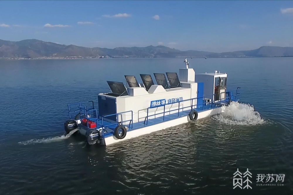 临水一处太湖蓝藻打捞平台下,涡井吸藻泵正轰隆作响.