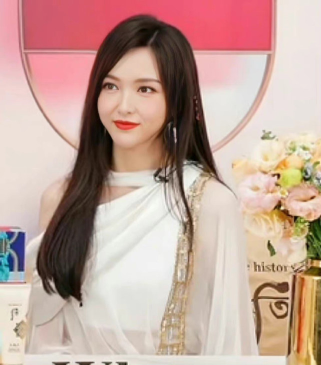 唐嫣活动现场人山人海,打脸早前直播没人气,面部肿胀再引争议