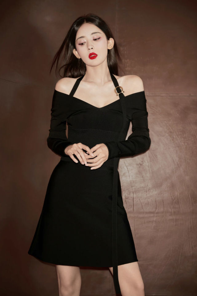 古力娜扎写真大片,穿修身黑裙魅力无限,黑发红唇万种风情