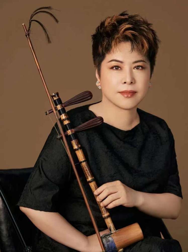 积累了丰富纯熟的演奏经验;常年与著名京胡演奏家燕守平,京胡名家艾兵