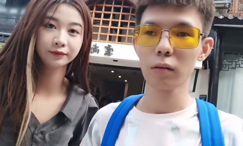 张嘉文直播带妹网友狂刷心媛给我兄弟整尴尬了