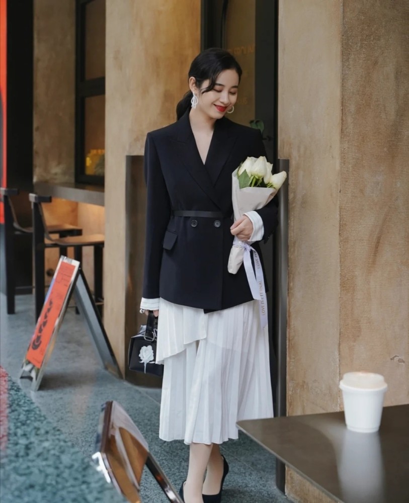 真正有气质的女人,穿西装时搭配这三种内搭,端庄优雅又有品位插图6