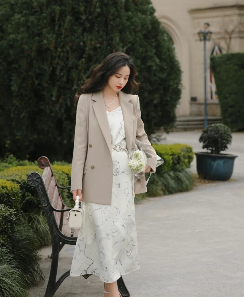 真正有气质的女人,穿西装时搭配这三种内搭,端庄优雅又有品位_腾讯